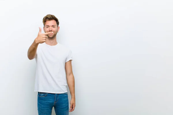 Junger Mann Lächelt Und Sieht Freundlich Aus Zeigt Nummer Zwei — Stockfoto