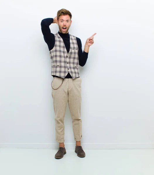 Joven Hombre Cuerpo Completo Riendo Mirando Feliz Positivo Sorprendido Realizando — Foto de Stock