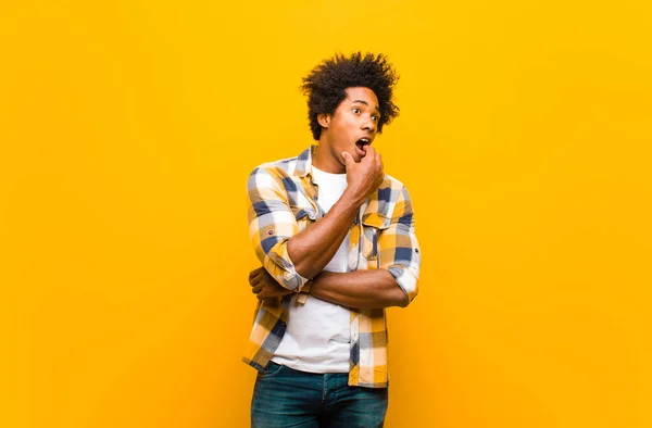 Genç Siyahi Adam Şaşırmış Gergin Endişeli Korkmuş Bakışlarıyla Turuncu Duvara — Stok fotoğraf