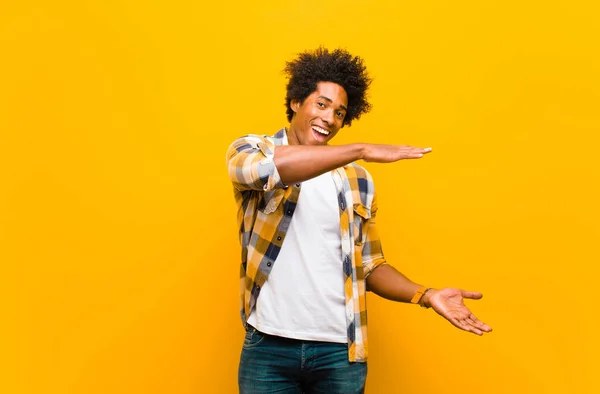 Jovem Negro Sorrindo Sentindo Feliz Positivo Satisfeito Segurando Mostrando Objeto — Fotografia de Stock