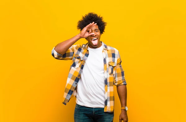 Νεαρός Μαύρος Άνδρας Χαμογελά Ευτυχισμένος Αστείο Πρόσωπο Αστειεύεται Και Ψάχνει — Φωτογραφία Αρχείου