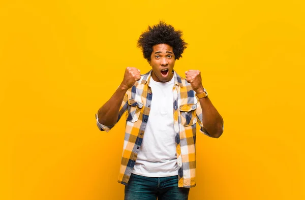 Jovem Negro Gritando Agressivamente Com Irritado Frustrado Olhar Irritado Punhos — Fotografia de Stock