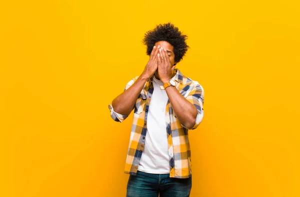 Joven Negro Cubriendo Cara Con Las Manos Asomándose Entre Los — Foto de Stock