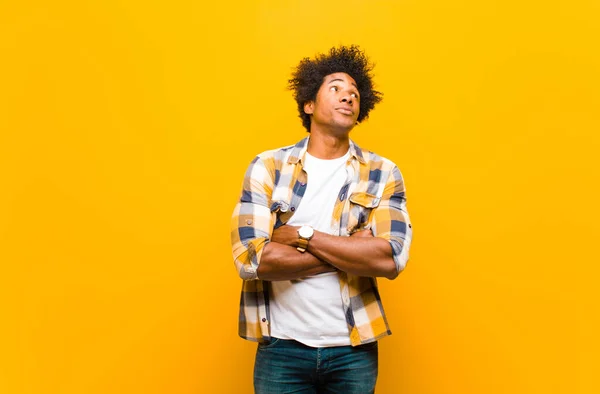 Jovem Negro Encolhendo Ombros Sentindo Confuso Incerto Duvidando Com Braços — Fotografia de Stock