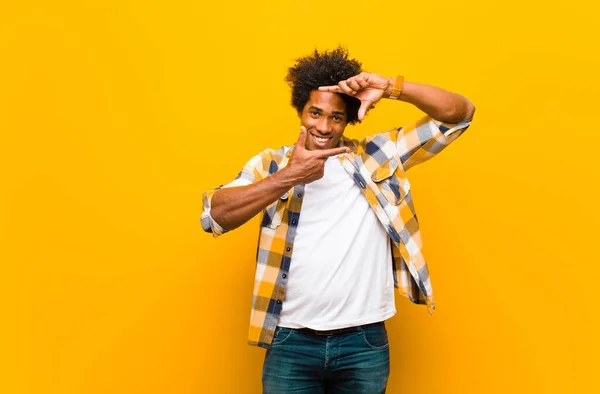 Jovem Negro Sentindo Feliz Amigável Positivo Sorrindo Fazendo Retrato Moldura — Fotografia de Stock