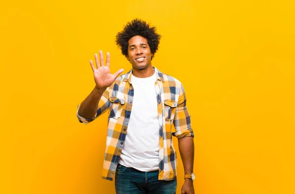 Jovem Negro Sorrindo Olhando Amigável Mostrando Número Cinco Quinto Com — Fotografia de Stock