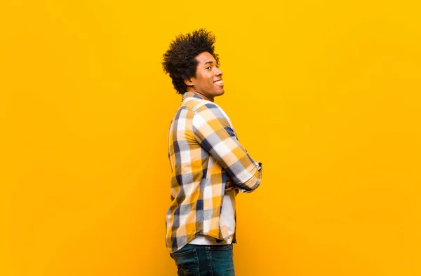 Jovem Negro Sorrindo Alegremente Sentindo Feliz Satisfeito Relaxado Com Braços — Fotografia de Stock