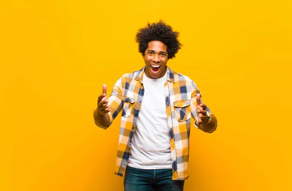Genç Siyahi Adam Kendini Mutlu Şaşkın Şanslı Şaşırmış Hissediyor Turuncu — Stok fotoğraf