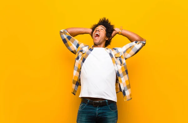 Joven Hombre Negro Sonriendo Sintiéndose Relajado Satisfecho Despreocupado Riendo Positivamente —  Fotos de Stock