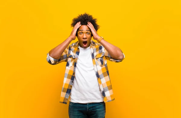 Joven Negro Mirando Desagradablemente Sorprendido Asustado Preocupado Boca Abierta Cubriendo —  Fotos de Stock