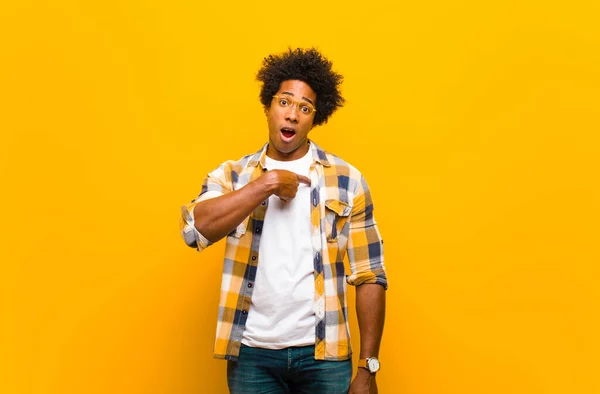 Joven Hombre Negro Mirando Sorprendido Sorprendido Con Boca Abierta Apuntando — Foto de Stock