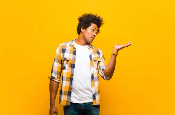 Jovem Negro Sentindo Feliz Sorrindo Casualmente Olhando Para Objeto Conceito — Fotografia de Stock