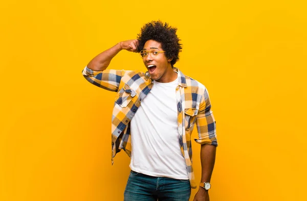 Jovem Negro Sentindo Feliz Satisfeito Poderoso Flexão Forma Bíceps Muscular — Fotografia de Stock