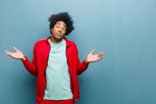 Giovane Uomo Nero Sport Cercando Perplesso Confuso Stressato Chiedendosi Tra — Foto Stock