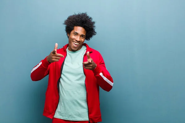 Genç Siyah Sporcu Pozitif Başarılı Mutlu Bir Tavırla Kamerayı Işaret — Stok fotoğraf