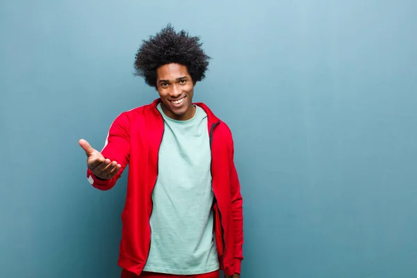 Giovane Uomo Nero Sportivo Sorridente Guardando Felice Fiducioso Amichevole Offrendo — Foto Stock