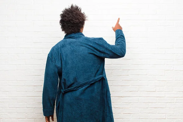 Jonge Zwarte Man Draagt Pyjama Met Toga Staande Wijzen Naar — Stockfoto