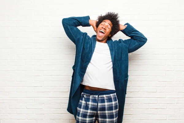 Jonge Zwarte Man Draagt Pyjama Met Toga Glimlachen Zich Ontspannen — Stockfoto