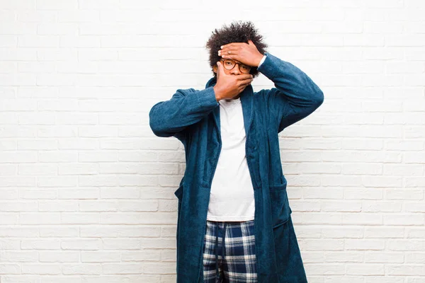 Jonge Zwarte Man Draagt Een Pyjama Met Toga Bekleding Gezicht — Stockfoto