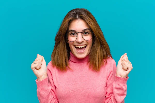 Jovem Mulher Bonita Sentindo Chocado Animado Feliz Rindo Celebrando Sucesso — Fotografia de Stock