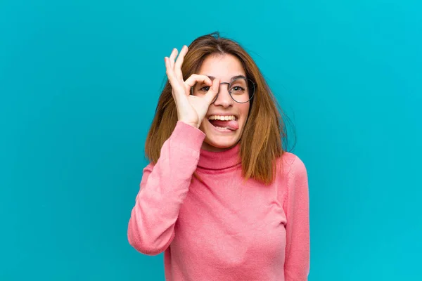 Jong Mooi Vrouw Glimlachen Gelukkig Met Grappig Gezicht Grappen Kijken — Stockfoto