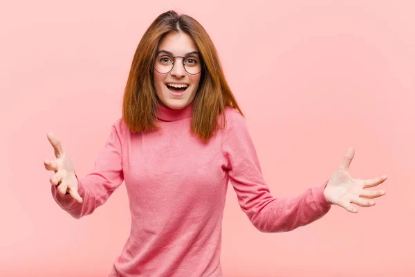 Ung Vacker Kvinna Känner Sig Lycklig Förvånad Lycklig Och Förvånad — Stockfoto