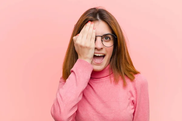 Jong Mooi Vrouw Zoek Slaperig Verveeld Gapen Met Een Hoofdpijn — Stockfoto