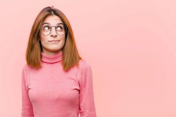 Jeune Jolie Femme Demandant Pensant Pensées Idées Heureuses Rêvant Cherchant — Photo