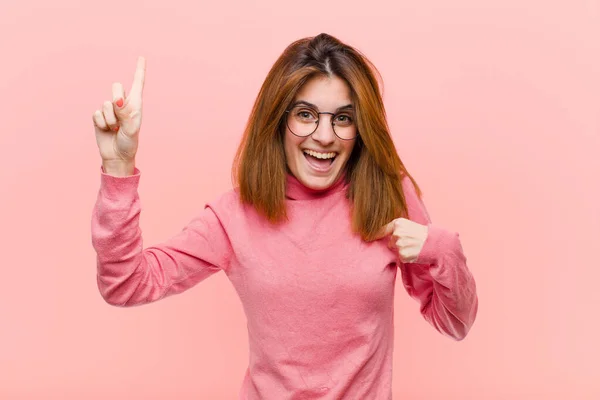 Jovem Bonita Mulher Sentindo Orgulhoso Surpreso Apontando Para Auto Confiança — Fotografia de Stock