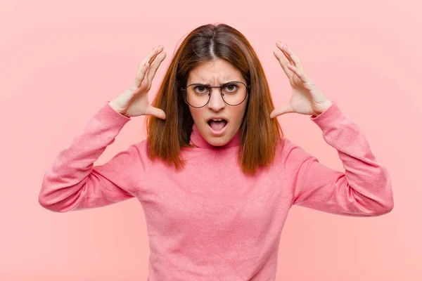 Young Pretty Woman Screaming Hands Air Feeling Furious Frustrated Stressed — Stock Photo, Image