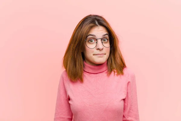 Ung Vacker Kvinna Känner Sig Ledsen Och Stressad Upprörd Grund — Stockfoto