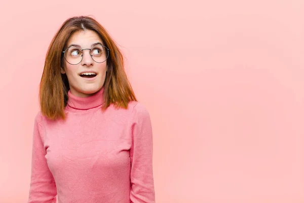 Wanita Cantik Muda Merasa Terkejut Bahagia Kagum Dan Terkejut Melihat — Stok Foto