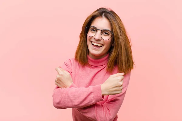 Giovane Bella Donna Sorridente Allegramente Celebrante Con Pugni Stretti Braccia — Foto Stock