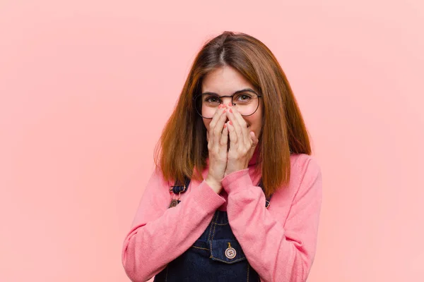 Joven Bonita Mujer Buscando Feliz Alegre Afortunada Sorprendida Cubriendo Boca —  Fotos de Stock