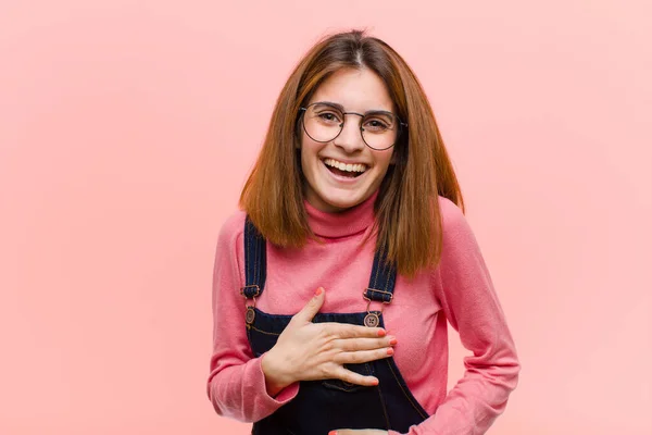 Joven Bonita Mujer Riendo Voz Alta Algún Chiste Hilarante Sentirse —  Fotos de Stock