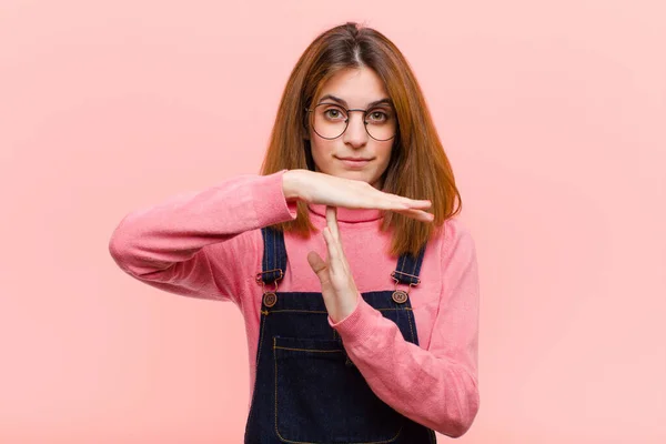 Ung Vacker Kvinna Ser Allvarlig Sträng Arg Och Missnöjd Gör — Stockfoto