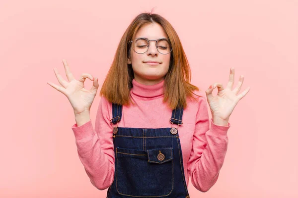 Ung Vacker Kvinna Tittar Koncentrerad Och Meditera Känner Sig Nöjd — Stockfoto