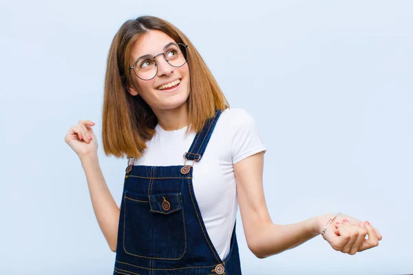 Junge Hübsche Frau Lächelt Fühlt Sich Unbeschwert Entspannt Und Glücklich — Stockfoto