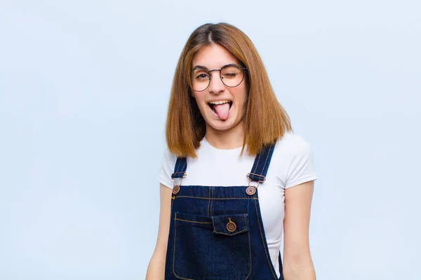 Jovem Mulher Bonita Com Atitude Alegre Despreocupada Rebelde Brincando Furando — Fotografia de Stock