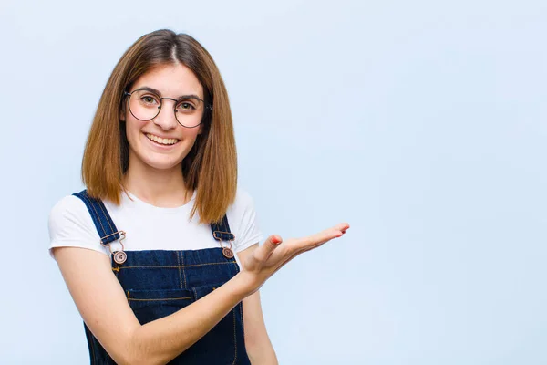 Ung Vacker Kvinna Ler Glatt Känner Sig Glad Och Visar — Stockfoto