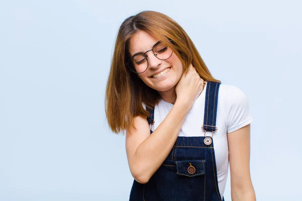 Ung Vacker Kvinna Känner Sig Orolig Sjuk Sjuk Och Olycklig — Stockfoto