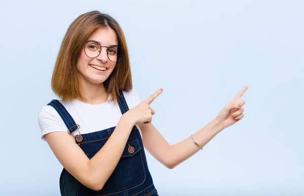 Jong Mooi Vrouw Glimlachen Gelukkig Wijzend Naar Opzij Omhoog Met — Stockfoto