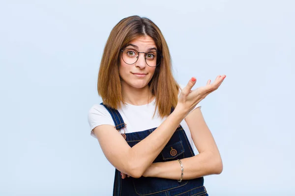 Giovane Bella Donna Sente Confusa Incapace Chiedendosi Una Spiegazione Dubbia — Foto Stock