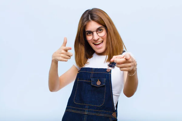 Joven Bonita Mujer Sonriendo Con Una Actitud Positiva Exitosa Feliz — Foto de Stock