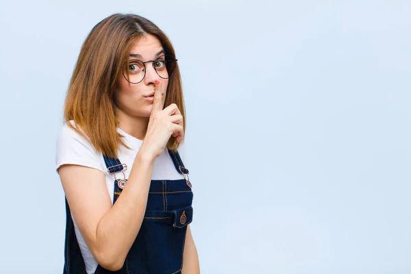 Giovane Bella Donna Che Chiede Silenzio Tranquillità Gesticolando Con Dito — Foto Stock