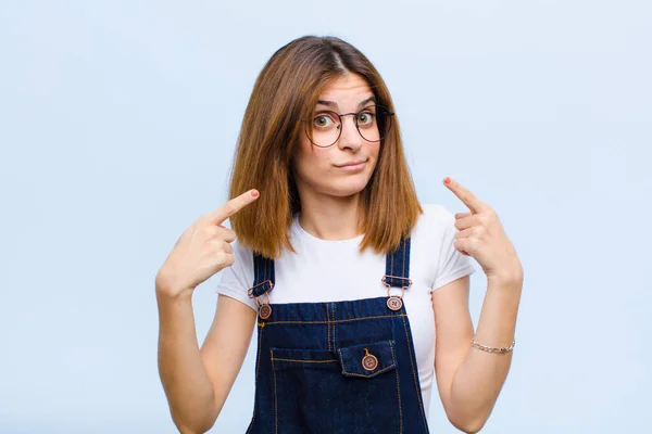 Giovane Bella Donna Con Cattivo Atteggiamento Guardando Orgoglioso Aggressivo Puntando — Foto Stock