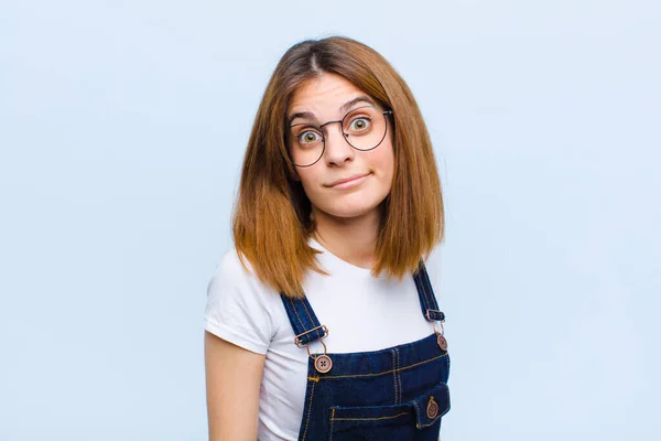 Ung Vacker Kvinna Med Fånig Galen Förvånad Uttryck Svullna Kinder — Stockfoto