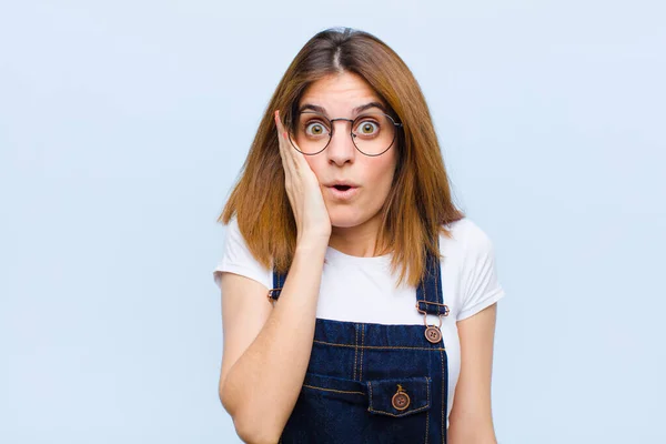 Giovane Bella Donna Sente Scioccato Stupito Tenendo Faccia Faccia Con — Foto Stock