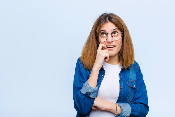 Jong Mooi Vrouw Met Verrast Nerveus Bezorgd Bang Blik Kijken — Stockfoto