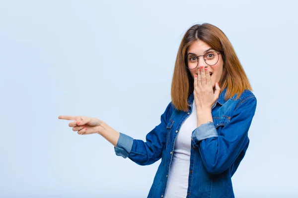 Giovane Bella Donna Sentirsi Felice Scioccato Sorpreso Coprendo Bocca Con — Foto Stock